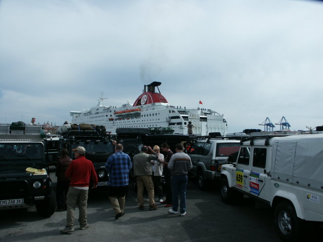 Warten auf die Fähre.JPG